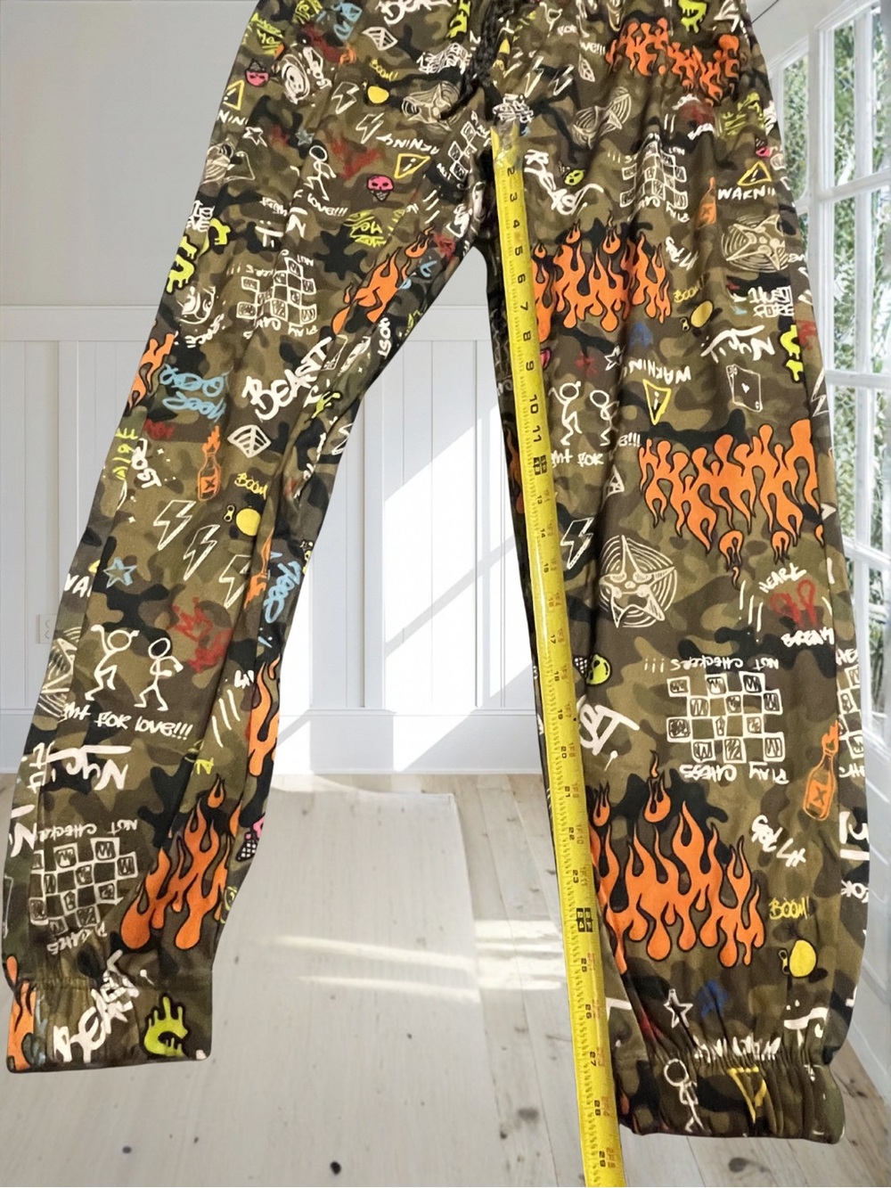 FRESH PRINTS OF BEL-AIR Men’s Camo Graffiti Joggers XL NWT Streetwear Flames - Picture 7 of 13
